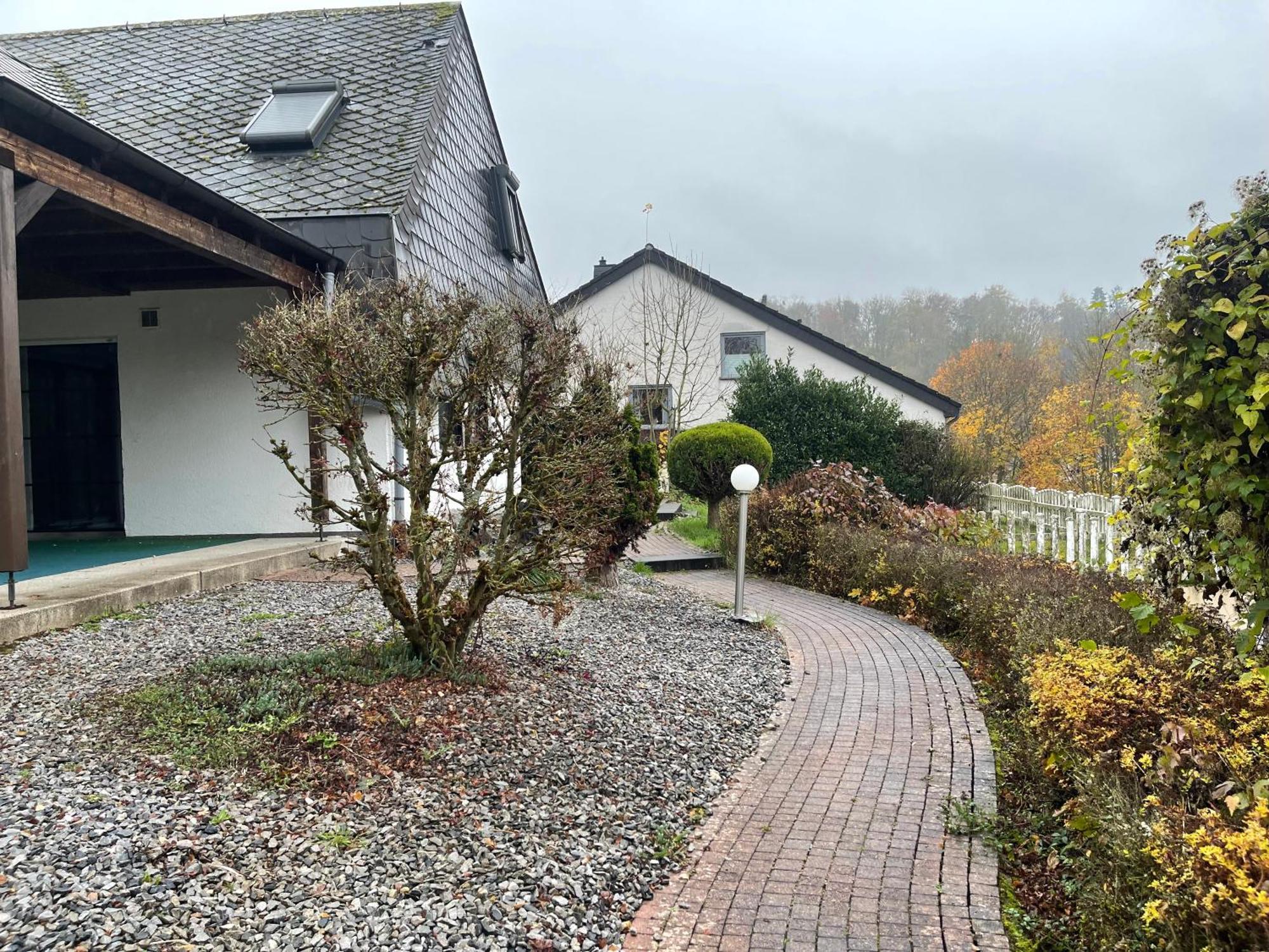 Gehobene Ferienwohnung Mit Grosser Terrasse Eigenem Garten Und Teich Ideal Sich Wohl Zu Fuehlen Hadamar Exterior photo